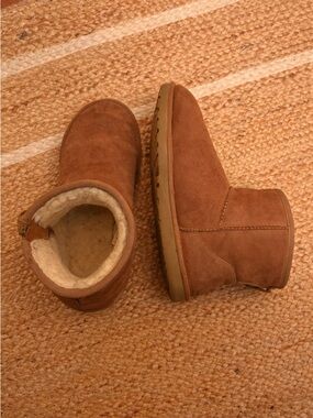 UGG mini zip shearling boots – size 7